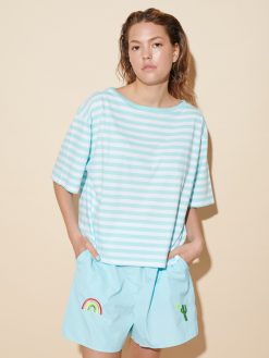 Shirt mit türkis-weißen Streifen am Model