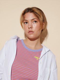 Rib Top mit rosa violetten Streifen am Model