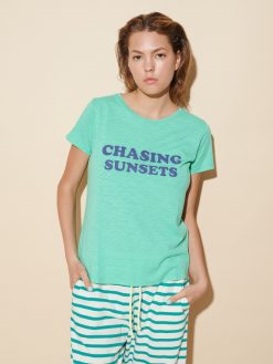 T-Shirt Chasing Sunsets grün am Model