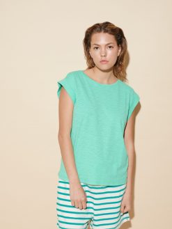 Shirt in grün mit Palme am Aufschlag