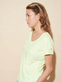 T-Shirt mit V-Ausschnitt lime am Model