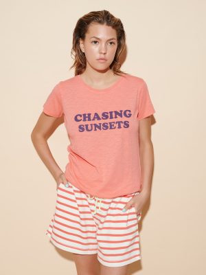 T-Shirt Chasing Sunsets koralle am Model