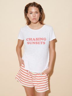 T-Shirt Chasing Sunsets weiß am Model
