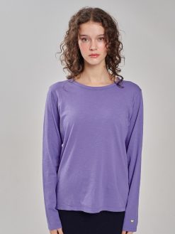 Longsleeve mit Rundhals lila am Model