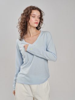 Longsleeve mit V-Ausschnitt in hellblau am Model
