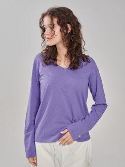 Longsleeve mit V-Ausschnitt in lila am Model