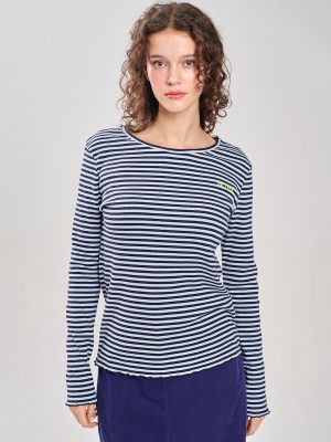 Longsleeve Do less in hellblau navy geringelt am Model