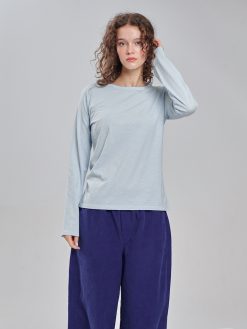 Longsleeve mit Rundhals hellblau am Model