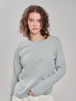 Longsleeve mit Rundhals hellgrau am Model
