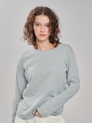 Longsleeve mit Rundhals hellgrau am Model