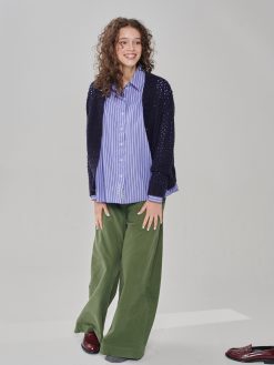 Bluse mit babyblauen Streifen am Model