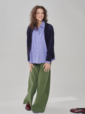 Bluse mit babyblauen Streifen am Model