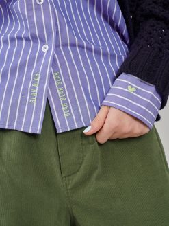 Bluse mit babyblauen Streifen Details