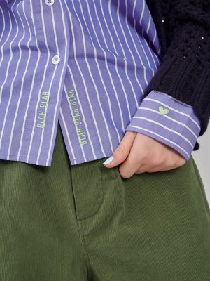 Bluse mit babyblauen Streifen Details