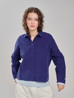 Bluse aus Feincord blau am Model