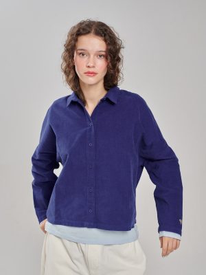 Bluse aus Feincord blau am Model