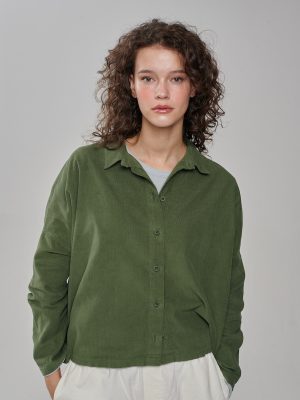 Bluse aus Feincord gruen am Model