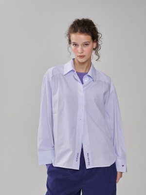 Bluse mit hellblauen Streifen am Model