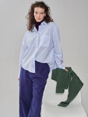 Cord Hose in dunkelblau am Model