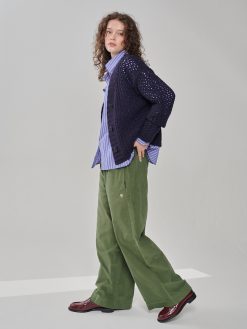 Feincord Hose in olivgrün am Model