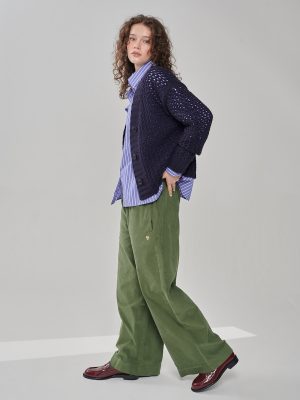 Feincord Hose in olivgrün am Model