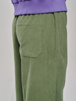 Feincord Hose in olivgrün Nahaufnahme