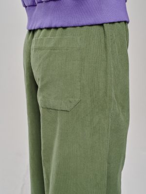 Feincord Hose in olivgrün Nahaufnahme