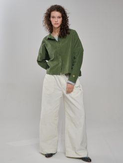 Cord Hose in creme weiß am Model