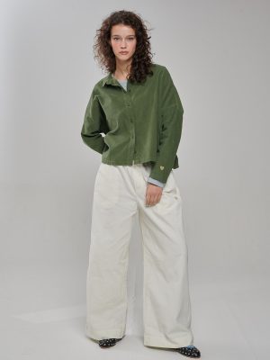 Cord Hose in creme weiß am Model