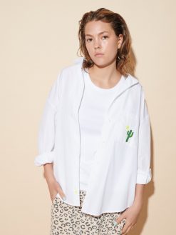 weiße Popeline Bluse mit Kaktus Stickerei am Model