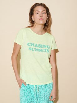 T-Shirt Chasing Sunsets lime am Model