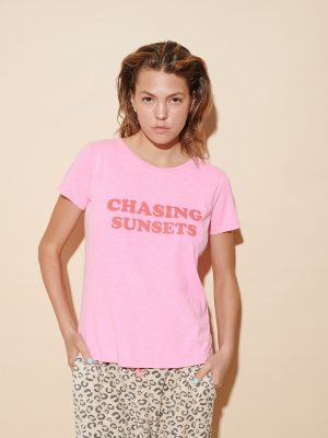 T-Shirt Chasing Sunsets pink am Model