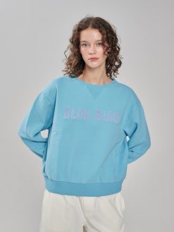 Hellblaues blah blah Sweatshirt am Model
