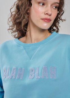 Hellblaues blah blah Sweatshirt loop Stickerei