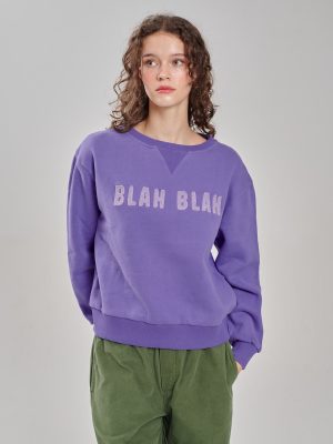 Lila blah blah Sweatshirt am Model