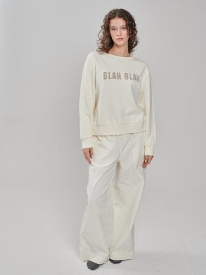 Blah Blah Sweatshirt mit Glitzer Stickerei am Model