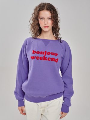 Bonjour weekend Sweatshirt in purple lila am Model