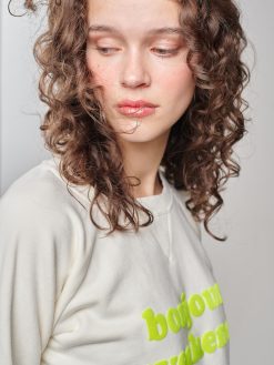 Bonjour weekend Sweter in creme weiß am Model