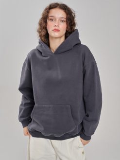 Hoodie Why so serious grauschwarz am Model
