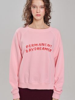 Sweatshirt Permanent Daydreamer in rosa am Model