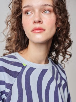 Sweatshirt mit Zebraprint blau mit Herzdetail