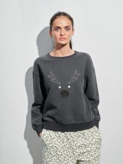 X-mas Sweatshirt mit Elch in grauschwarz am Model