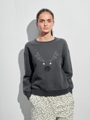 X-mas Sweatshirt mit Elch in grauschwarz am Model