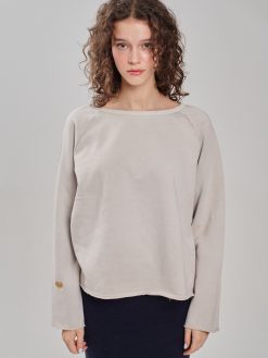 Sweatshirt mit Herz und offenen Kanten in hellgrau am Model