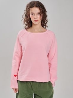 Sweatshirt mit Herz und offenen Kanten am Model