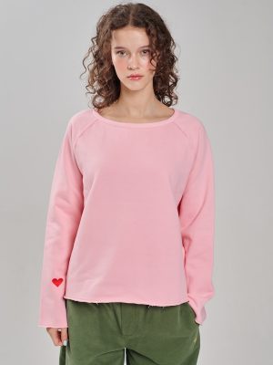 Sweatshirt mit Herz und offenen Kanten am Model