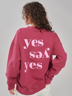 Sweatshirt mit Yes Print auf dem Rückteil in bordeaux am Model