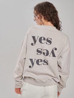 Sweatshirt mit Yes Print in hellgrau am Model