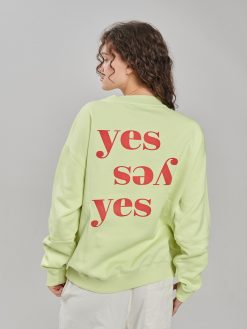 Sweater mit Yes Print auf Rückteil in lime am Model
