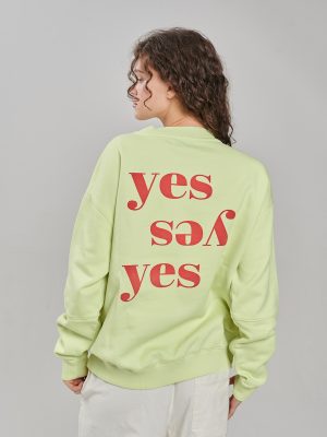 Sweater mit Yes Print auf Rückteil in lime am Model